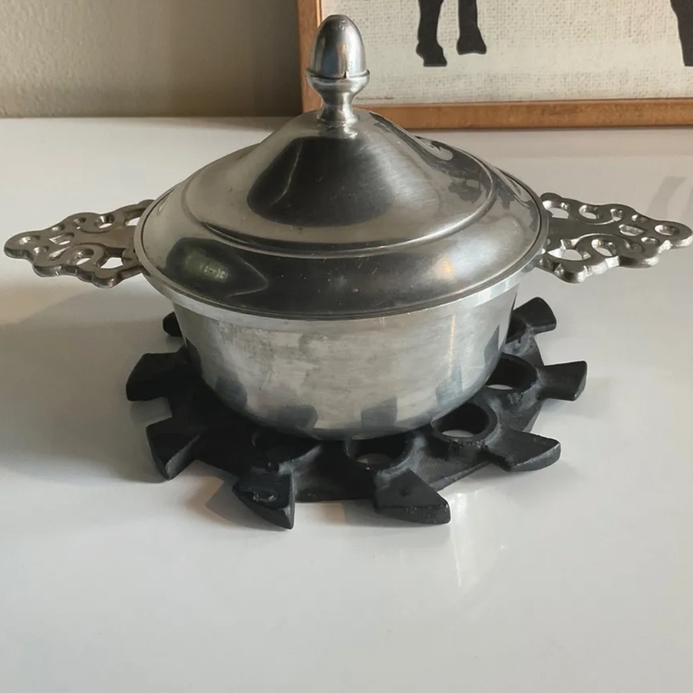 Woodbury pewters porringer bowl with lid double handle 4.5” round Vintage